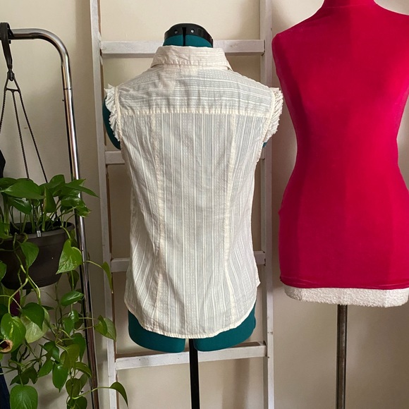 No Boundaries sleeveless button front ruffle top Small - Picture 2 of 6